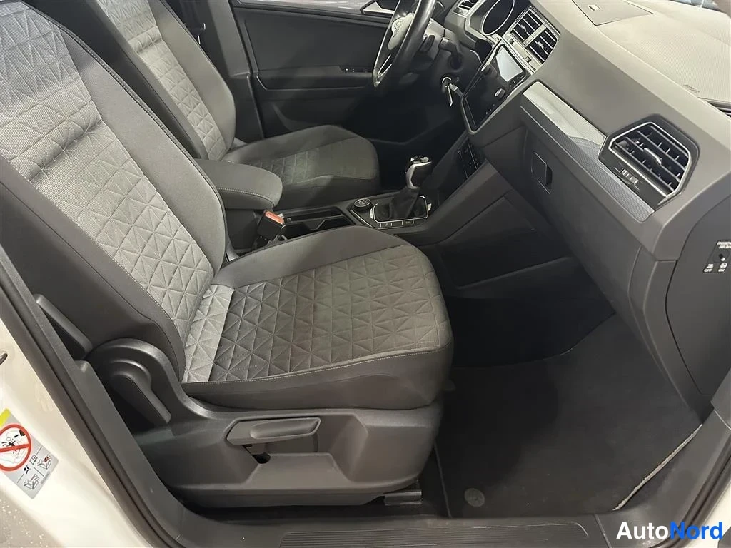Valkoinen Volkswagen Tiguan 2023, etuistuimet, kuva 7