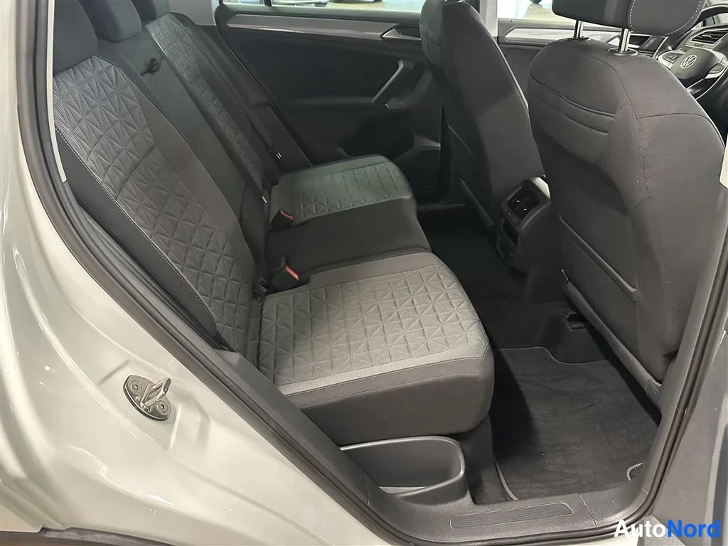 Valkoinen Volkswagen Tiguan 2023, takaistuimet, kuva 9