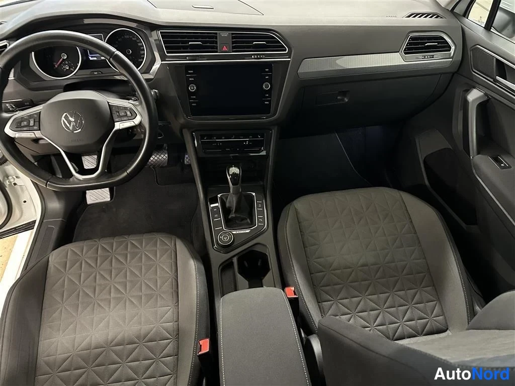 Valkoinen Volkswagen Tiguan 2023, ohjaamo, kuva 6