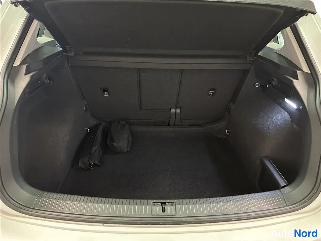 Valkoinen Volkswagen Tiguan 2023, tavaratila, kuva 10