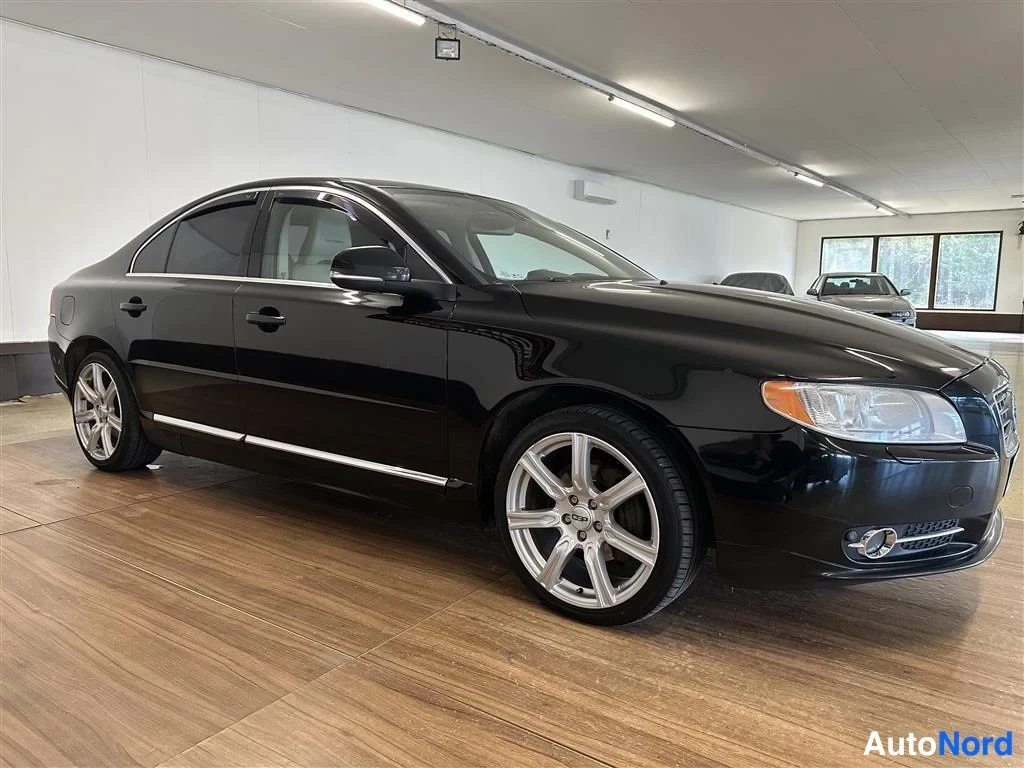 Musta Volvo S80 2012, etuviisto, keula oikealle, kuva 2