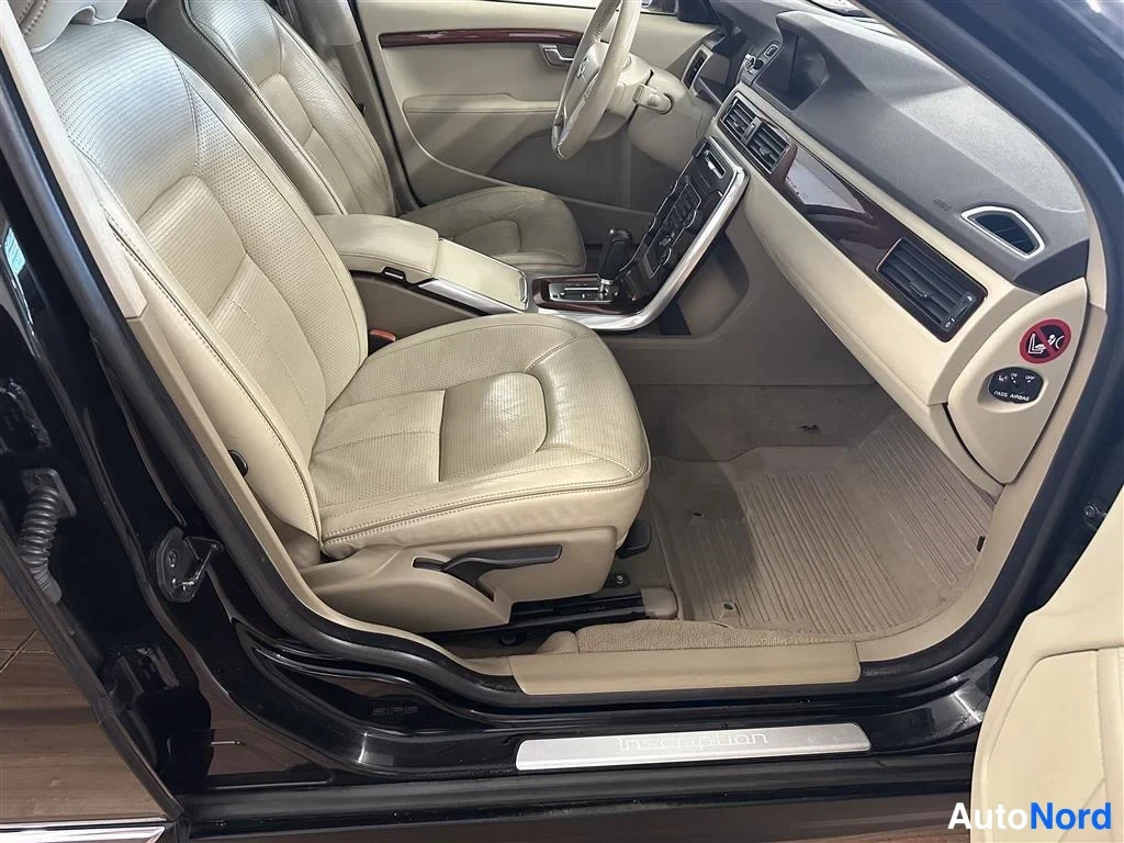Musta Volvo S80 2012, ohjaamo, kuva 6
