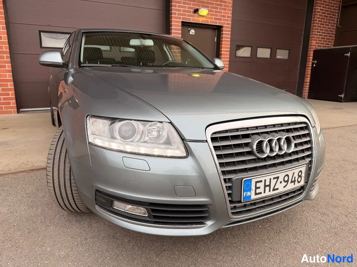 Grå Audi A6 2009, snett framifrån, fronten åt höger, bild 2