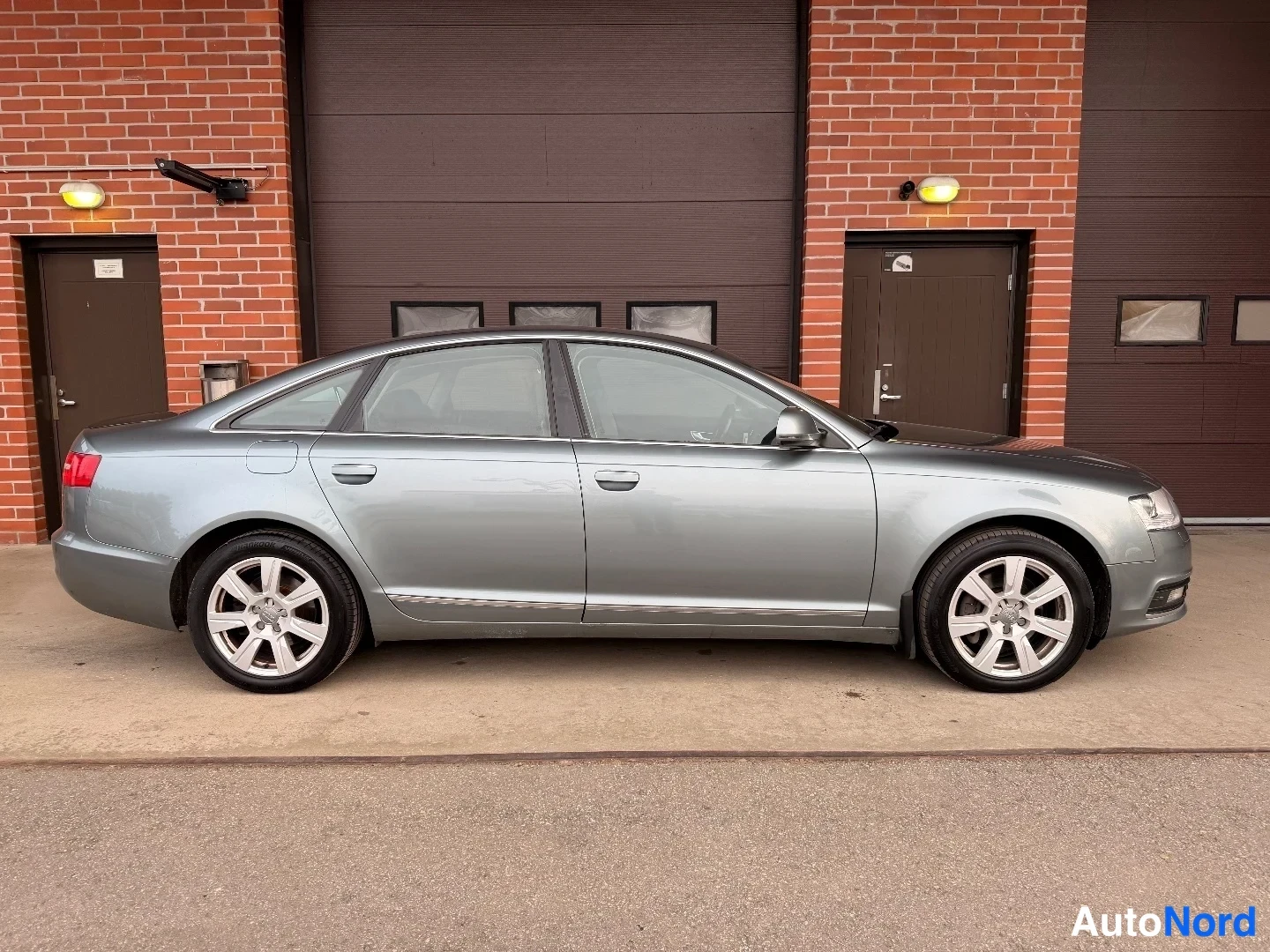Grå Audi A6 2009, från sidan, bild 4