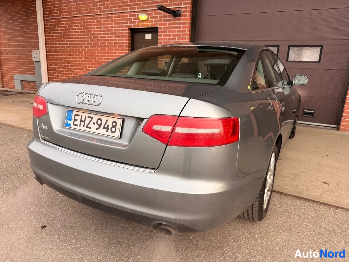 Grå Audi A6 2009, snett bakifrån, bild 6