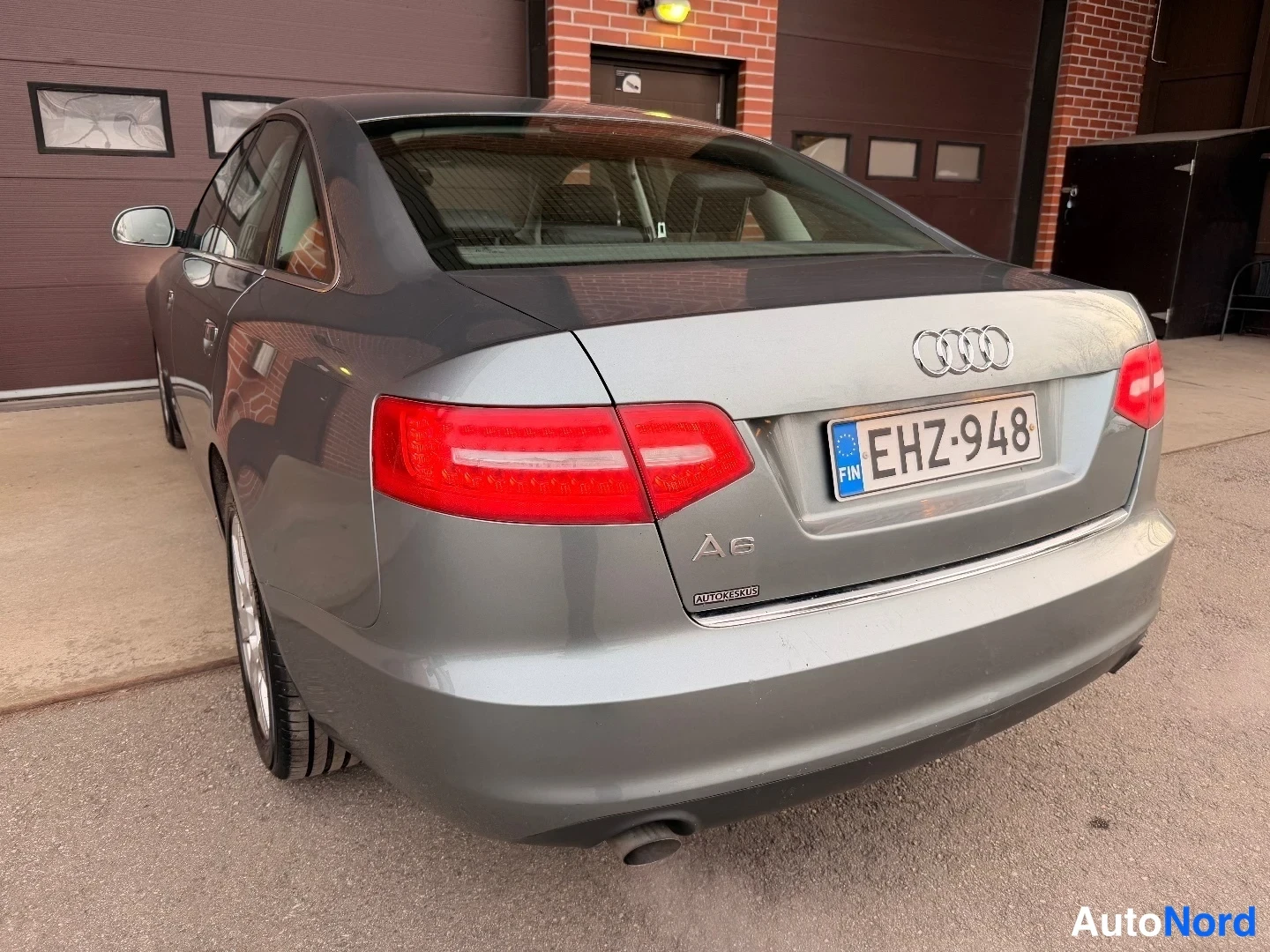 Grå Audi A6 2009, snett bakifrån, bild 7