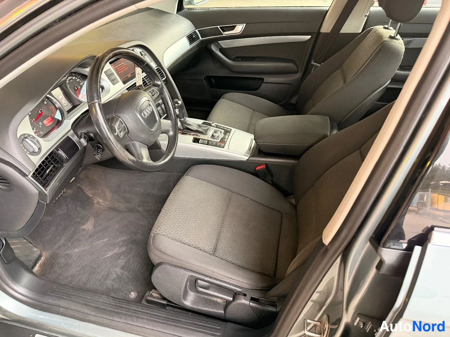 Grå Audi A6 2009, förarplats, bild 10
