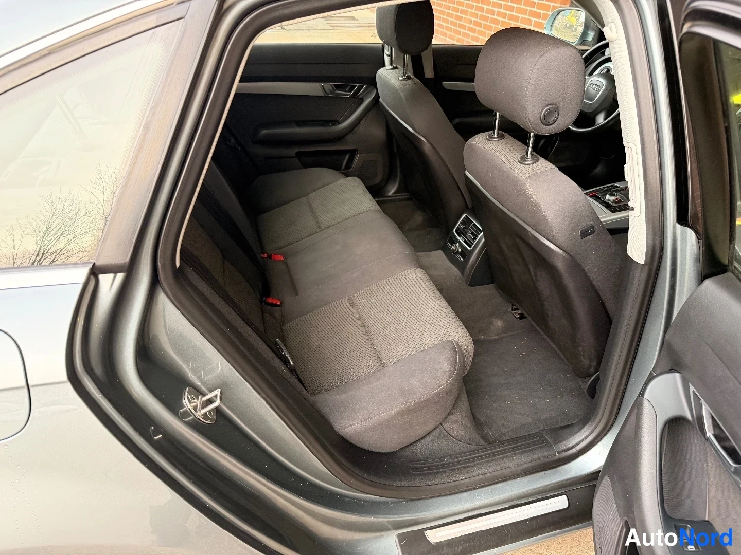 Grå Audi A6 2009, baksäten, bild 11