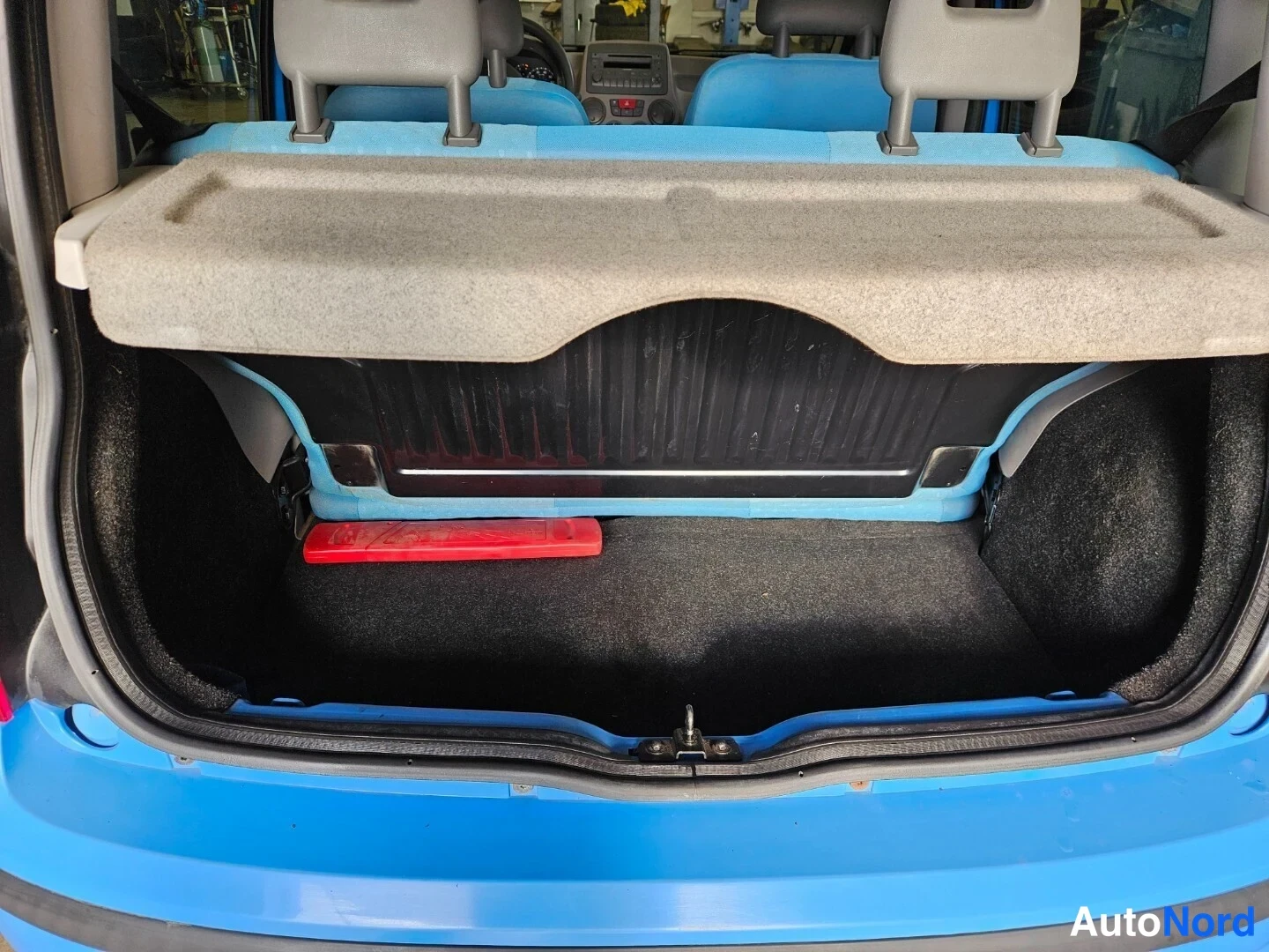 Blå Fiat Panda 2005, bagageutrymme, bild 12
