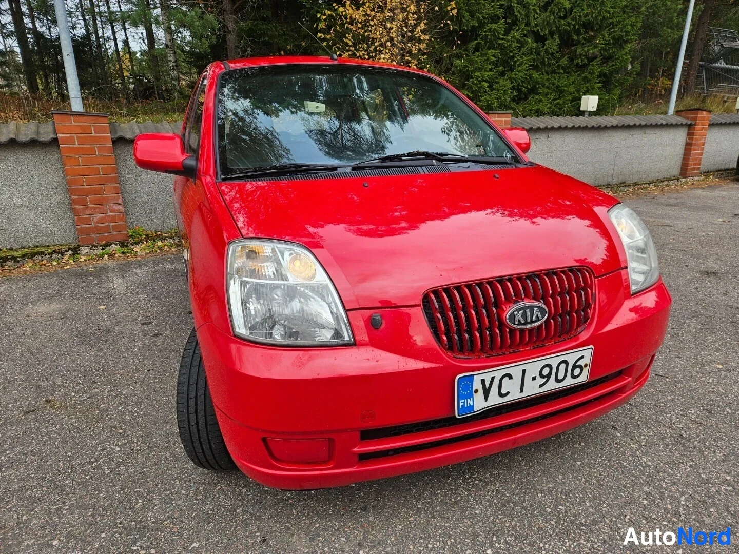 Röd Kia Picanto 2005, snett framifrån, fronten åt höger, bild 3
