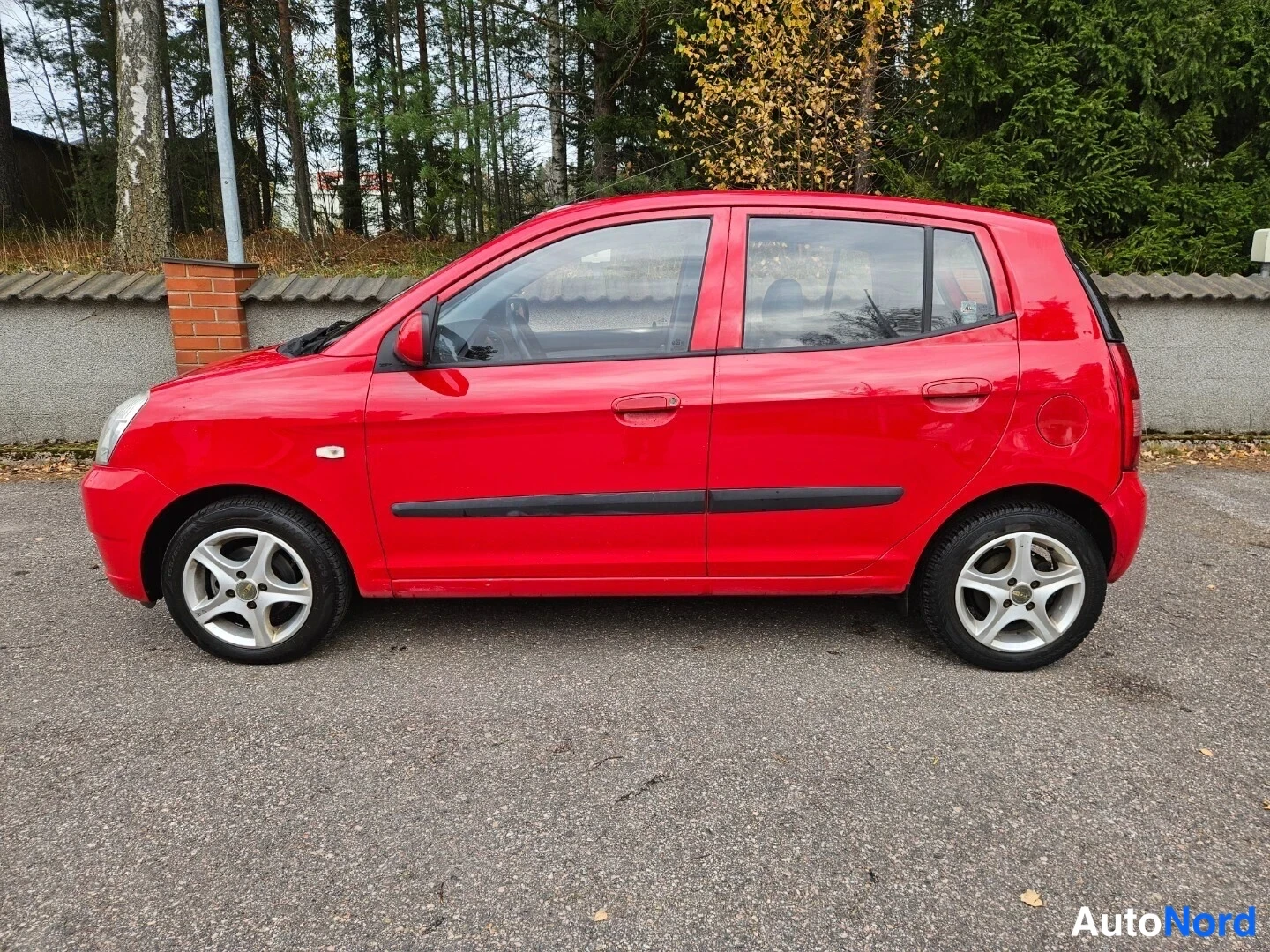 Röd Kia Picanto 2005, snett framifrån, fronten åt vänster, bild 2