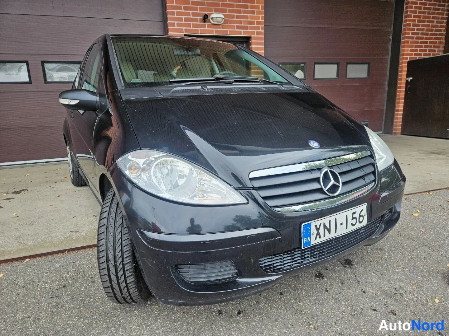 Musta Mercedes-Benz A  Tila-auto 2007, etuviisto, keula oikealle, kuva 2