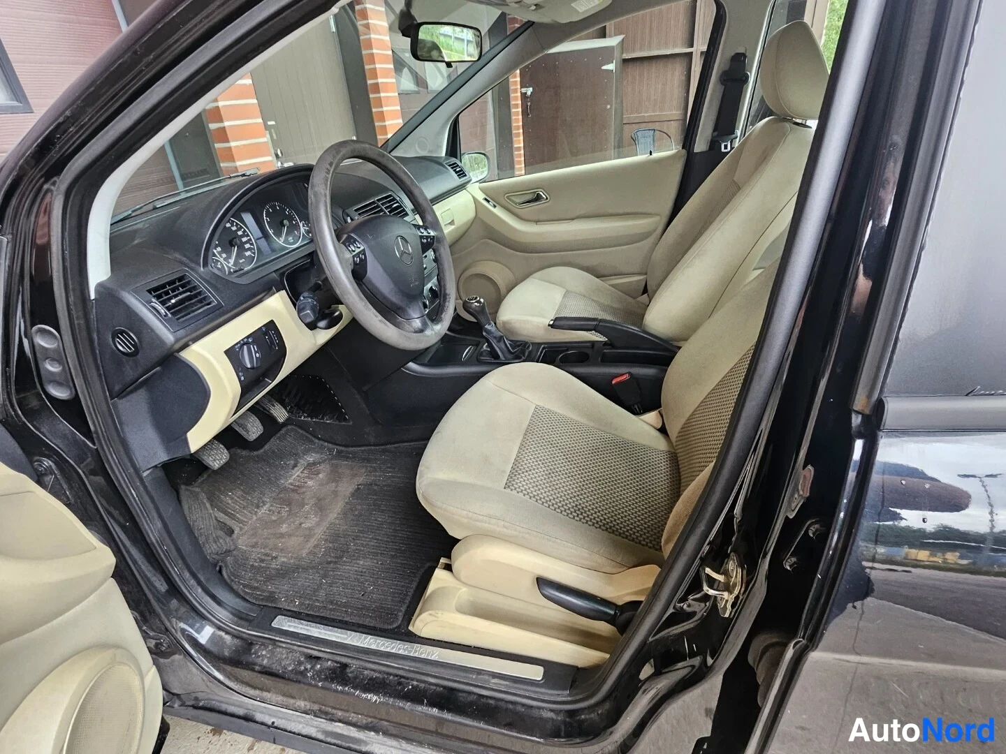 Musta Mercedes-Benz A  Tila-auto 2007, etuistuimet, kuva 9