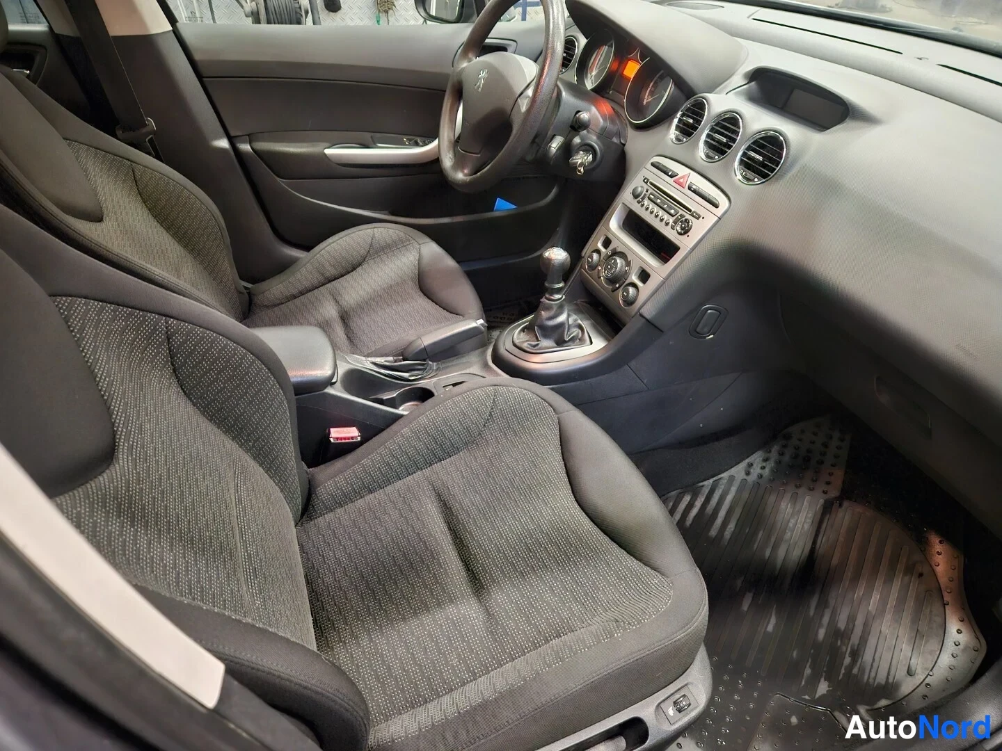 Harmaa Peugeot 308 2010, ohjaamo, kuva 9