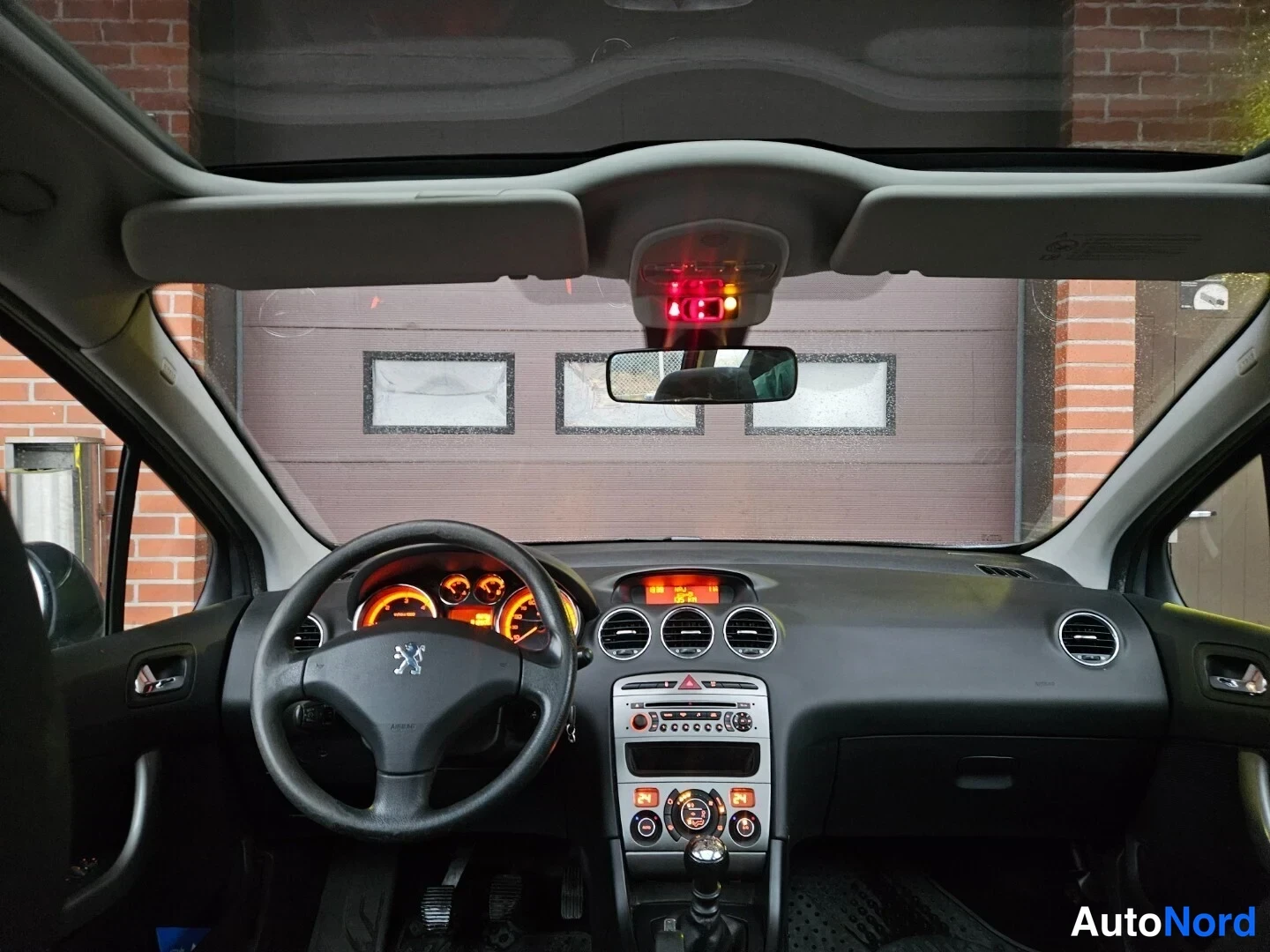 Harmaa Peugeot 308 2010, ohjaamo, kuva 10