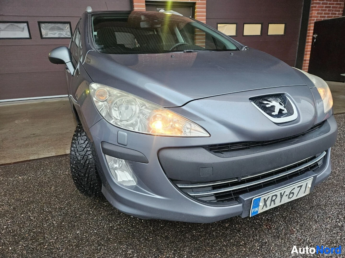 Harmaa Peugeot 308 2010, etuviisto, keula oikealle, kuva 2