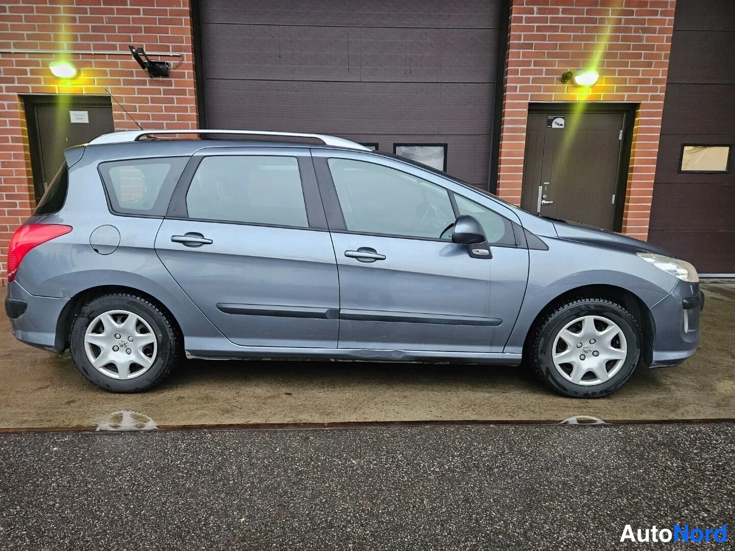 Harmaa Peugeot 308 2010, sivulta, kuva 4