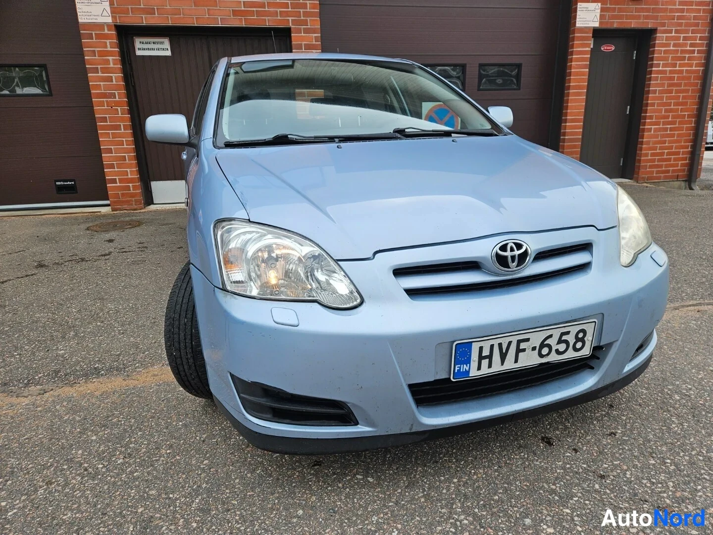 Sininen Toyota Corolla 2005, etuviisto, keula oikealle, kuva 4