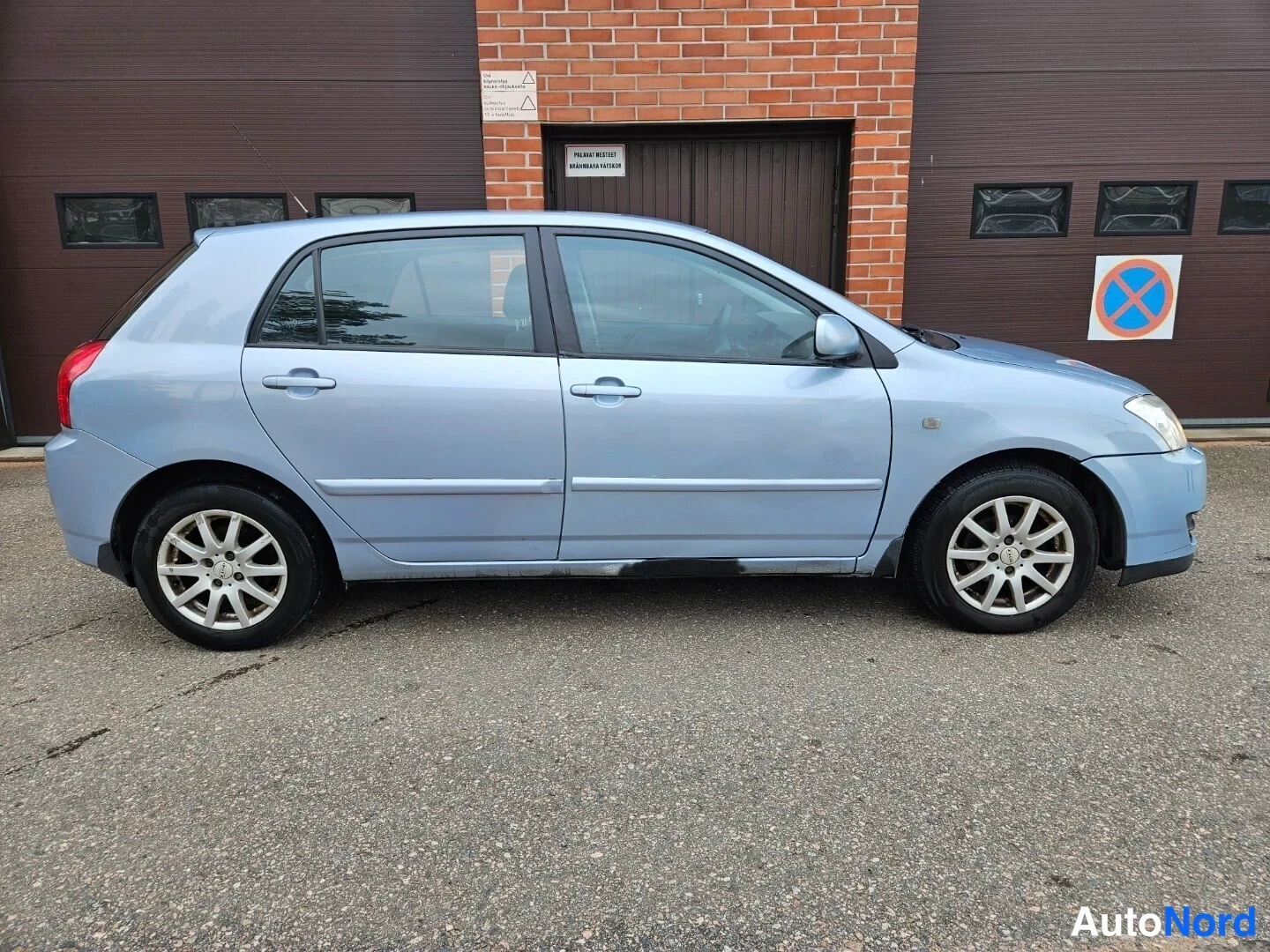 Sininen Toyota Corolla 2005, etuviisto, keula oikealle, kuva 3