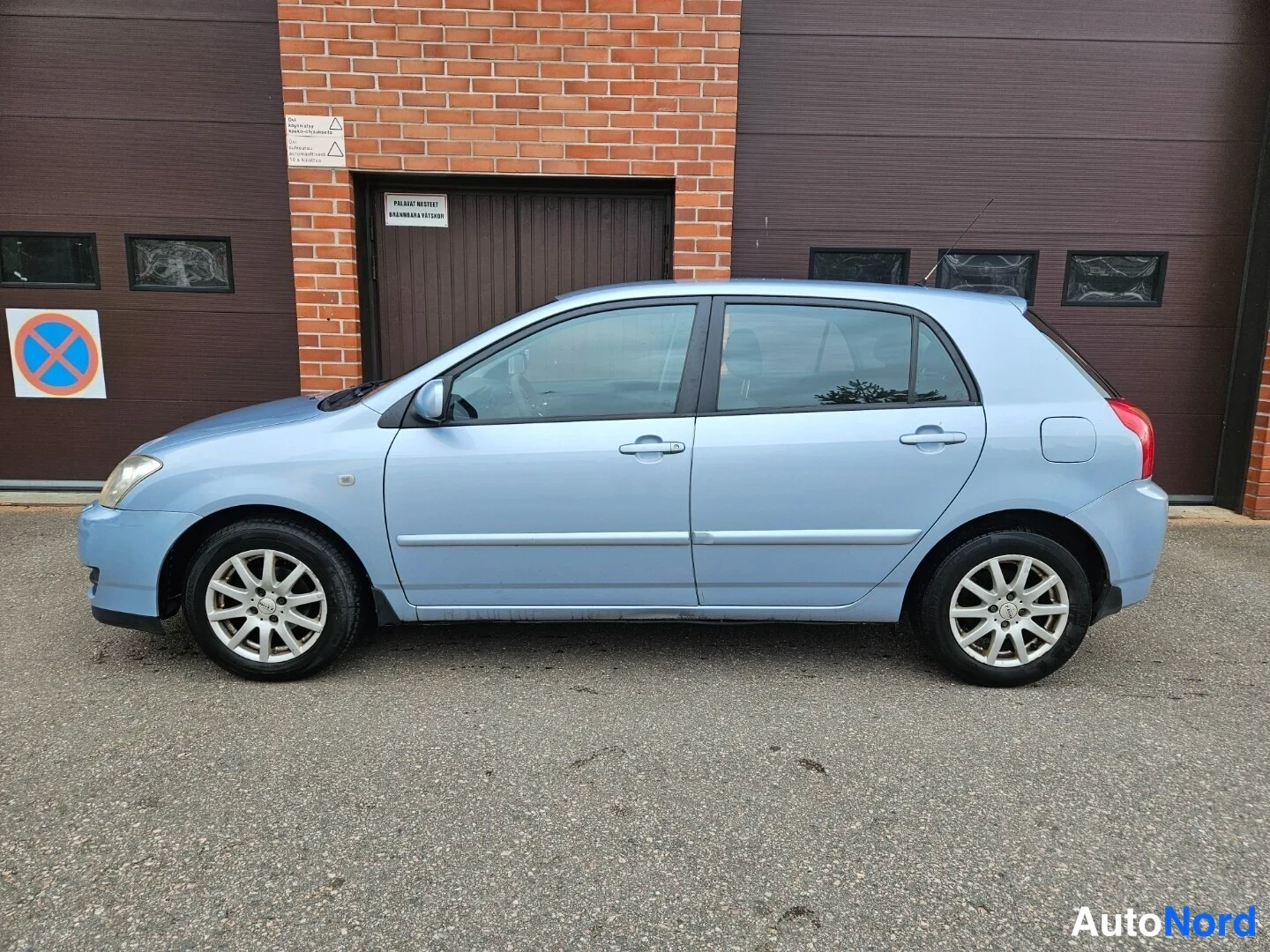 Sininen Toyota Corolla 2005, etuviisto, keula vasemmalle, kuva 2