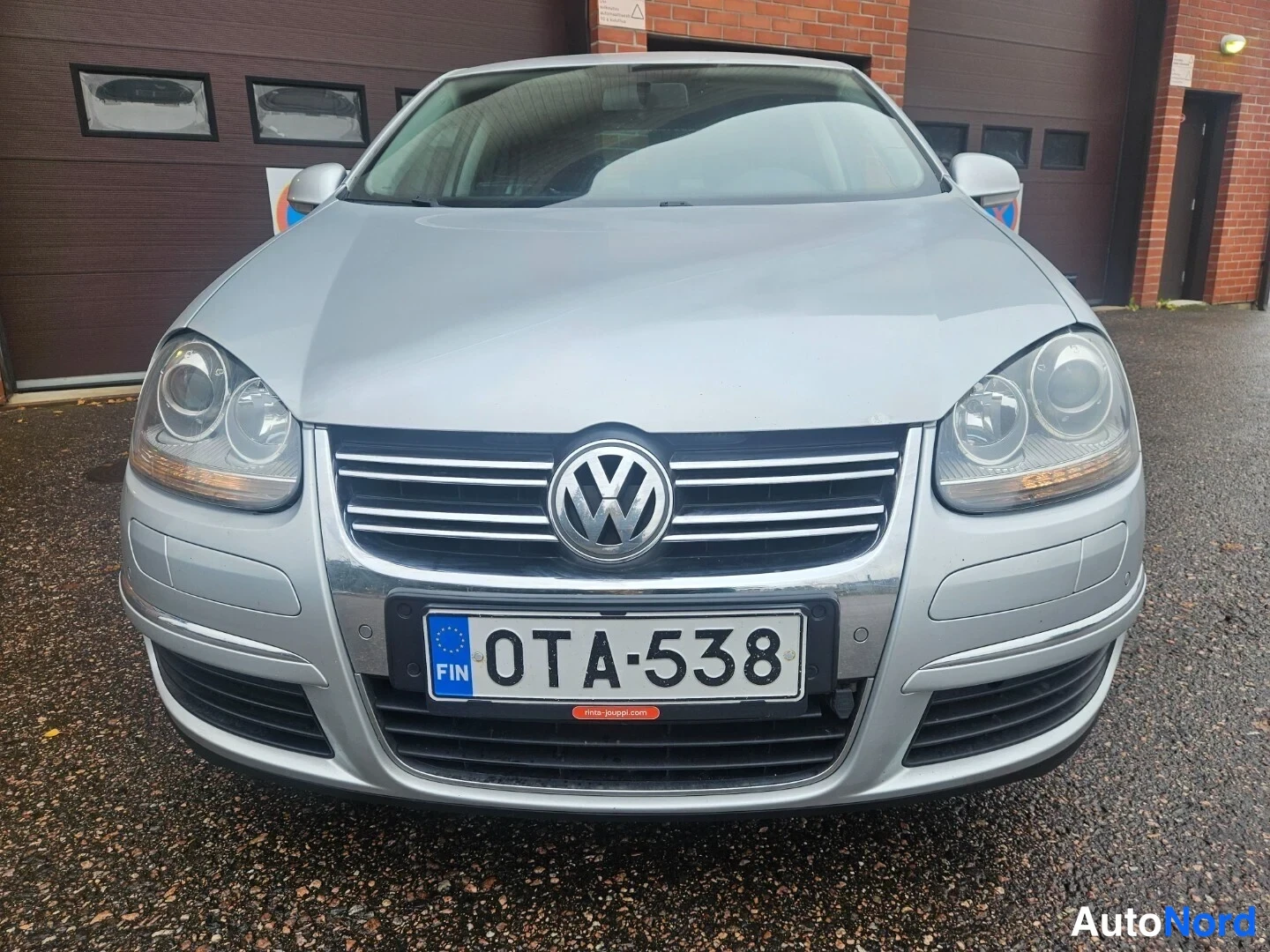 Silver Volkswagen Jetta 2010, framifrån, bild 3