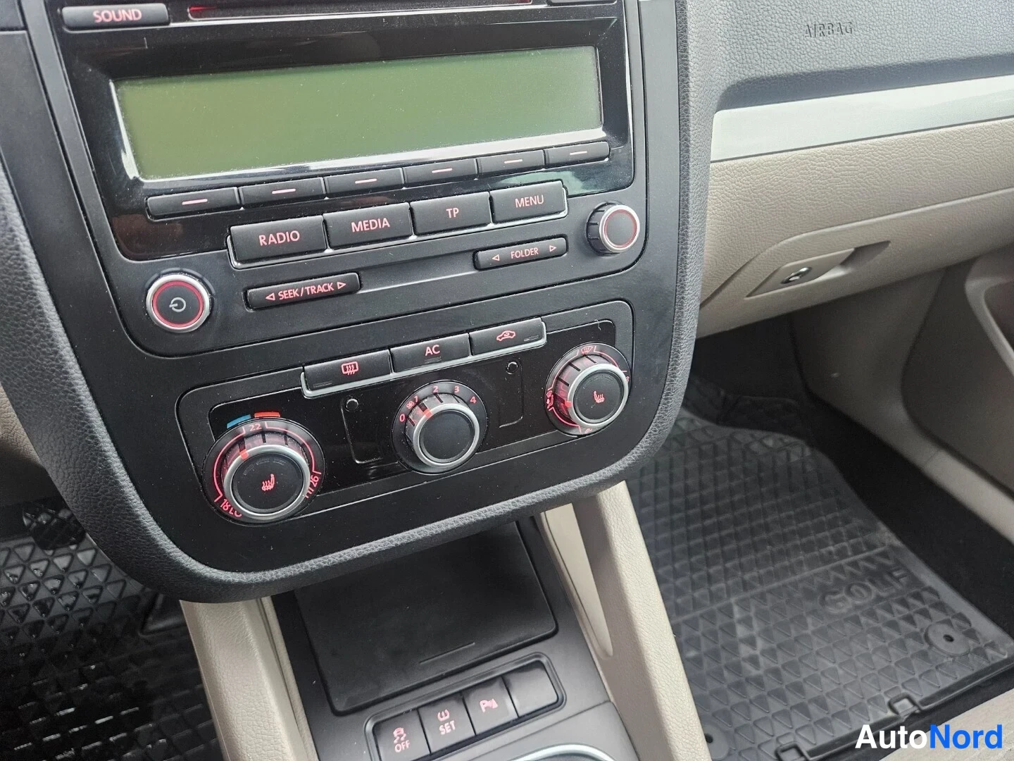 Silver Volkswagen Jetta 2010, detalj, bild 14