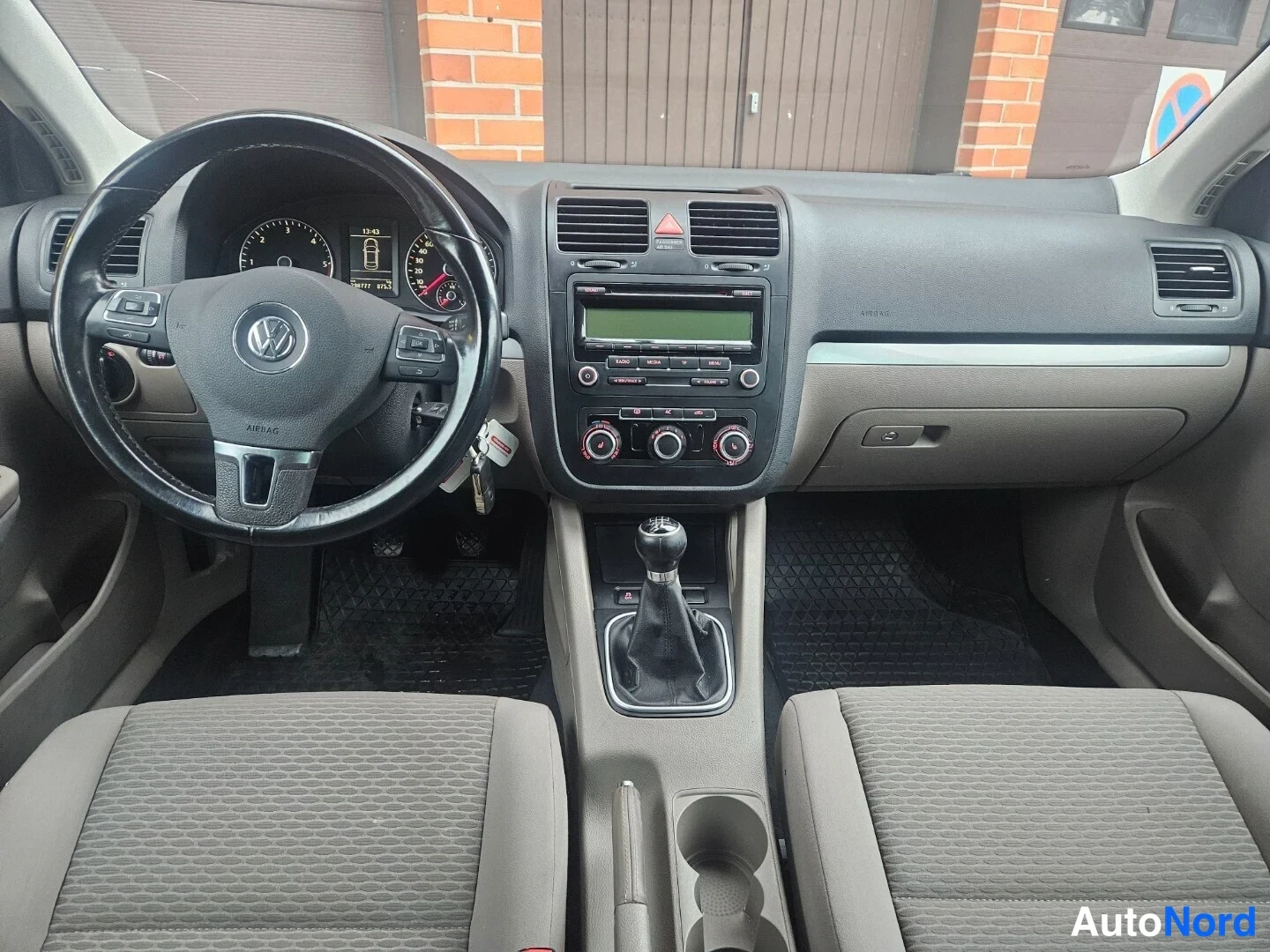 Silver Volkswagen Jetta 2010, förarplats, bild 11