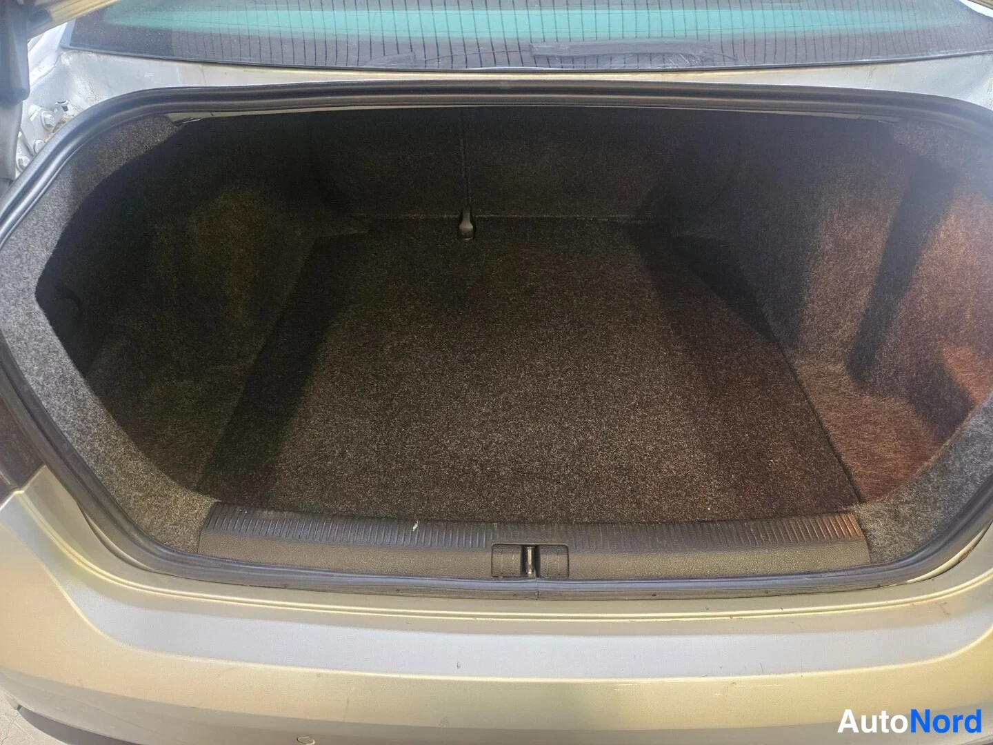 Silver Volkswagen Jetta 2010, bagageutrymme, bild 13