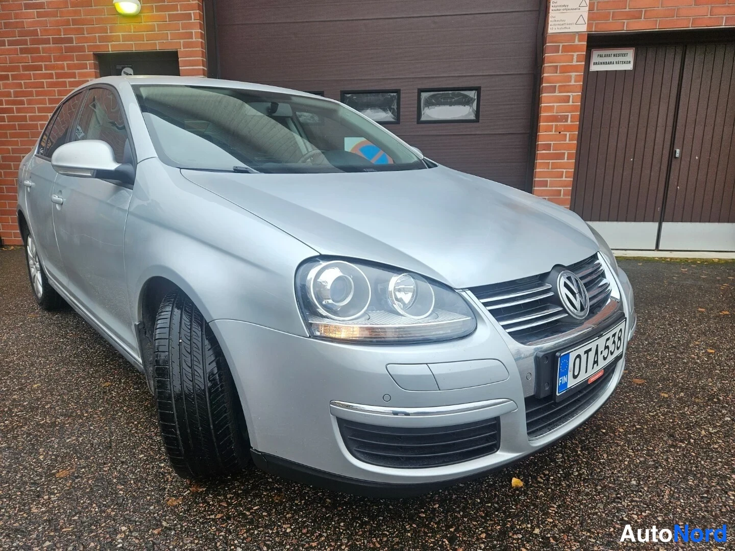 Silver Volkswagen Jetta 2010, snett framifrån, fronten åt höger, bild 2