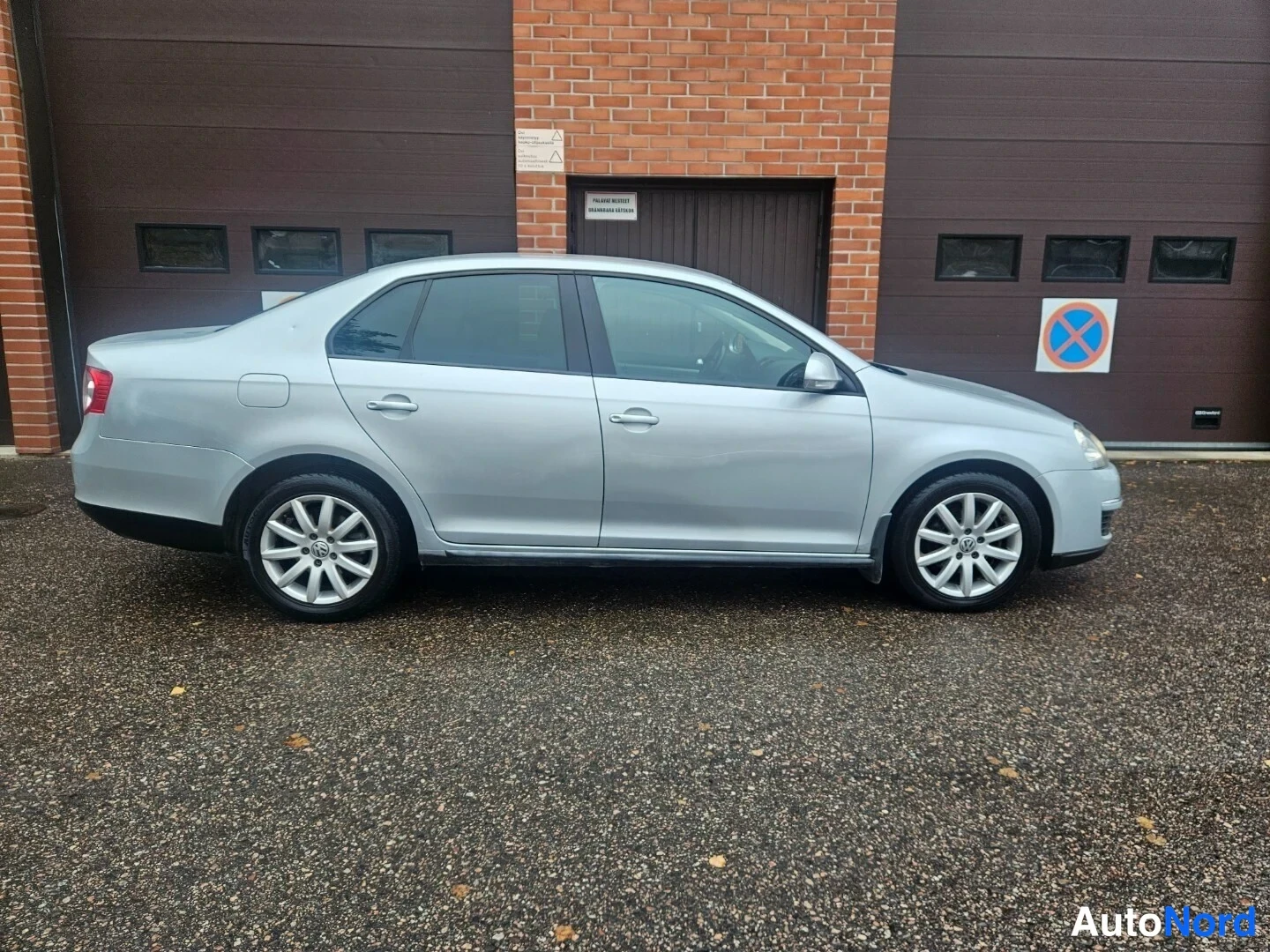 Silver Volkswagen Jetta 2010, från sidan, bild 4