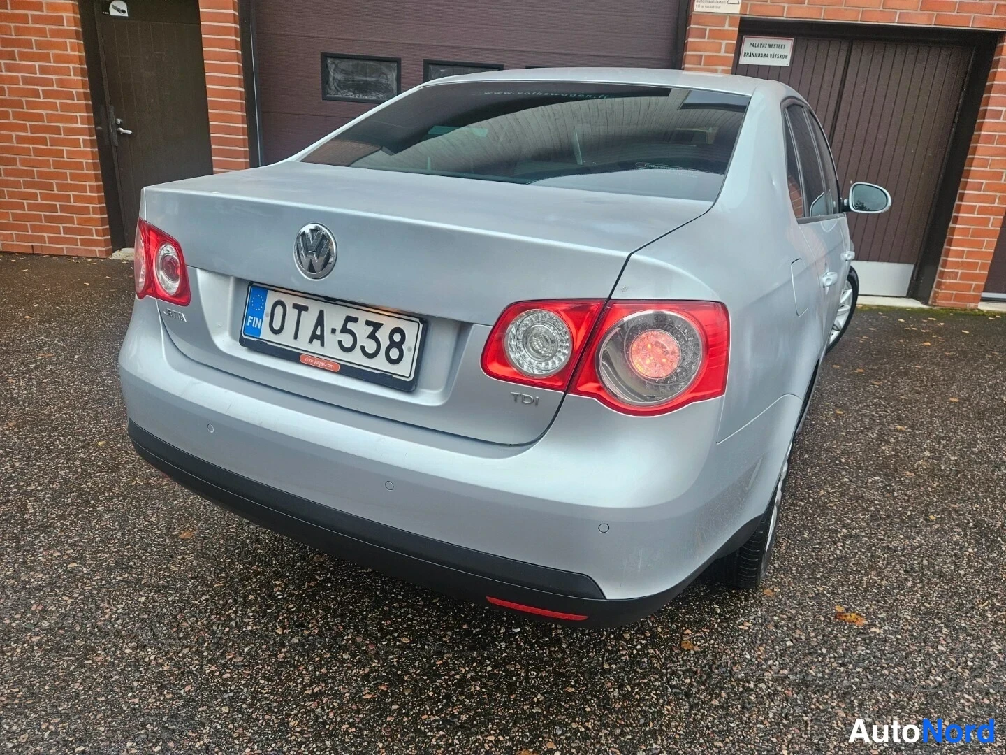 Silver Volkswagen Jetta 2010, snett bakifrån, bild 6