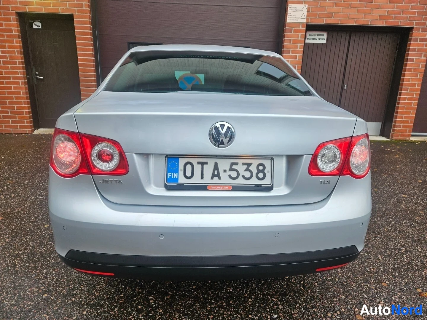 Silver Volkswagen Jetta 2010, bakifrån, bild 8
