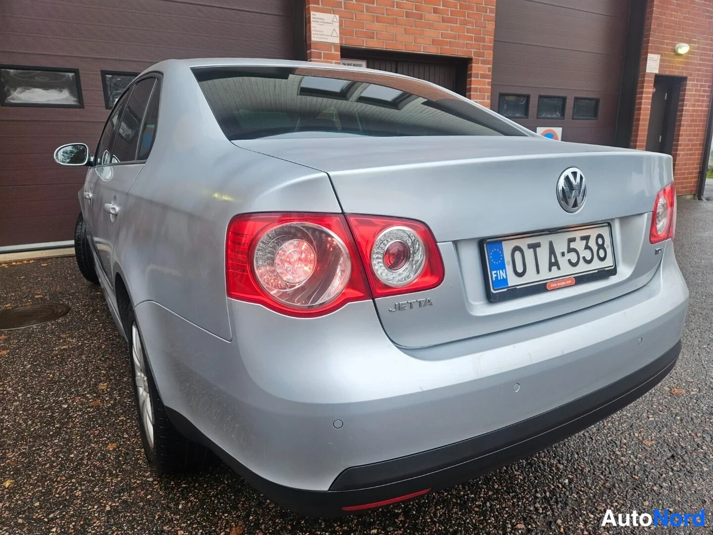 Silver Volkswagen Jetta 2010, snett bakifrån, bild 7