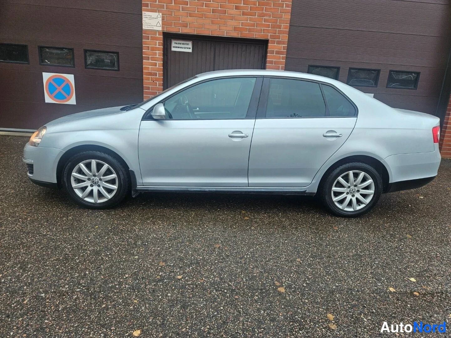 Silver Volkswagen Jetta 2010, från sidan, bild 5