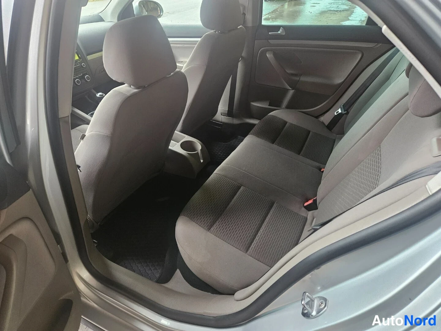 Silver Volkswagen Jetta 2010, baksäten, bild 12
