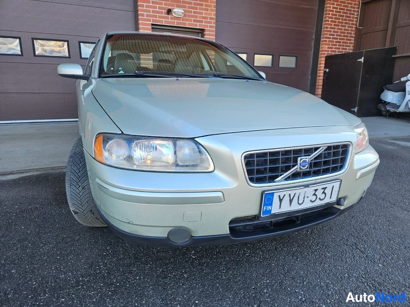 Beige Volvo S60 2005, etuviisto, keula oikealle, kuva 3
