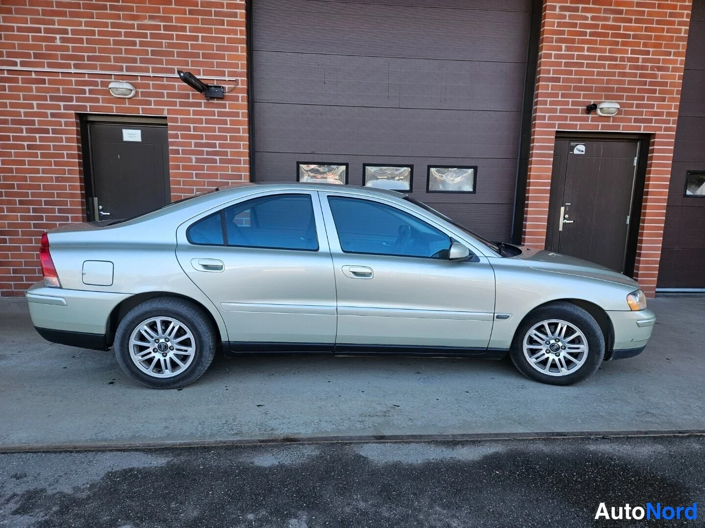 Beige Volvo S60 2005, sivulta, kuva 5