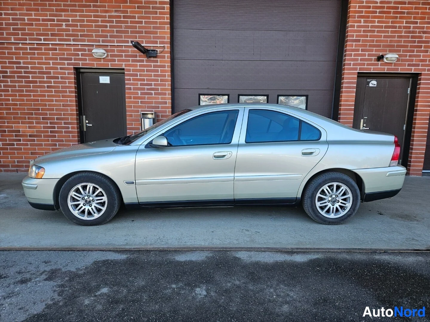 Beige Volvo S60 2005, etuviisto, keula vasemmalle, kuva 2