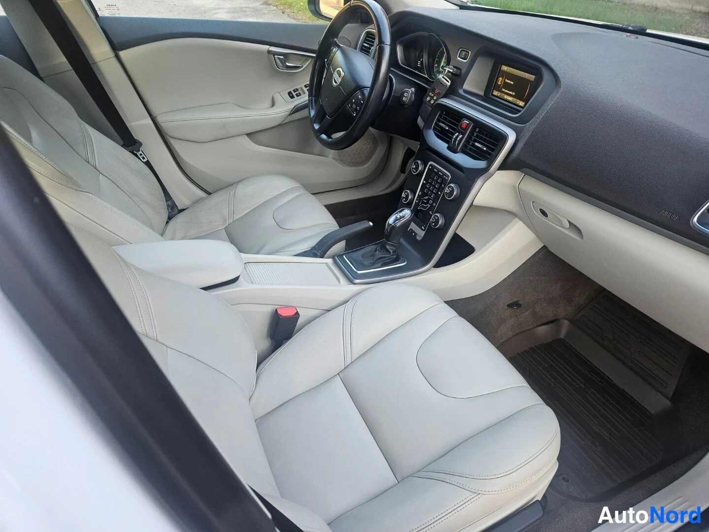 Valkoinen Volvo V40 2014, ohjaamo, kuva 10