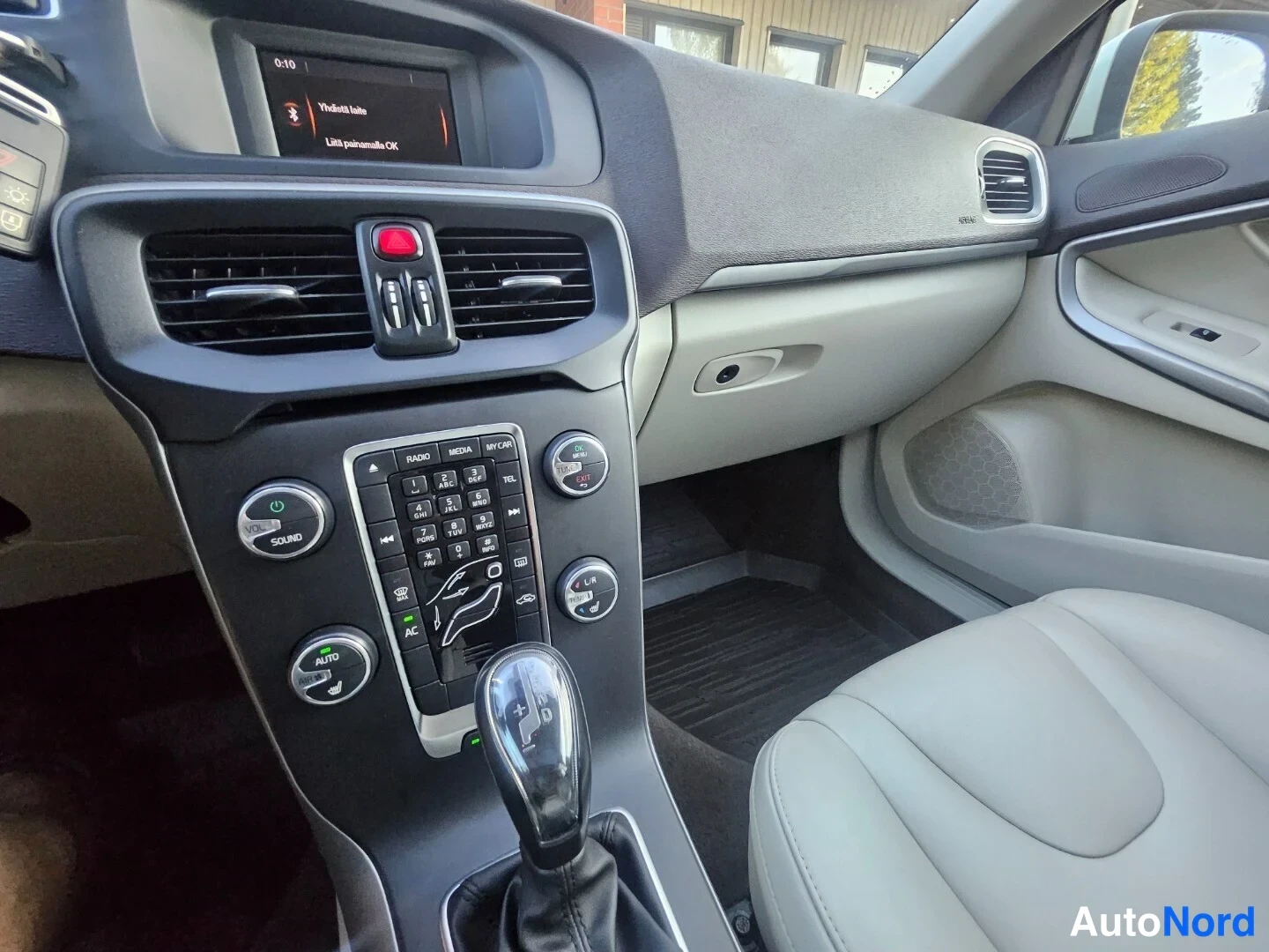Valkoinen Volvo V40 2014, yksityiskohta, kuva 14