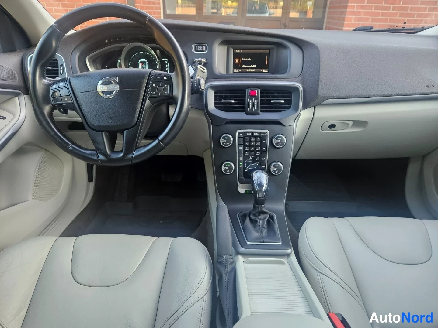 Valkoinen Volvo V40 2014, ohjaamo, kuva 11