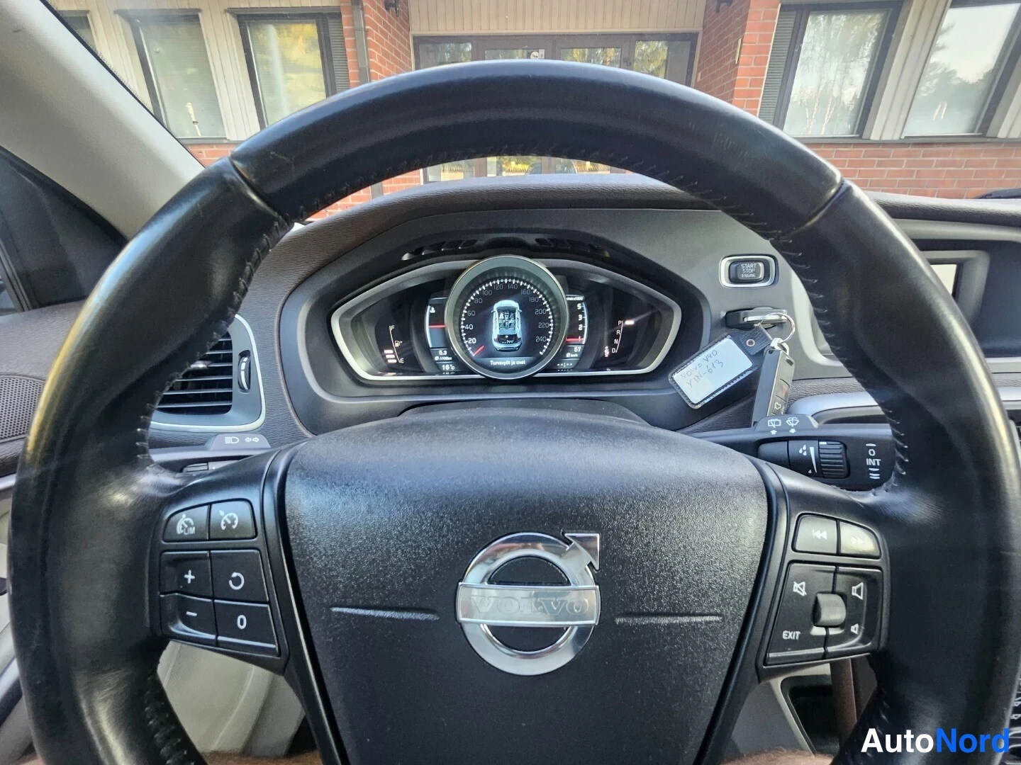 Valkoinen Volvo V40 2014, yksityiskohta, kuva 15