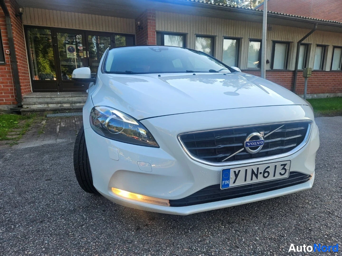 Valkoinen Volvo V40 2014, etuviisto, keula oikealle, kuva 3