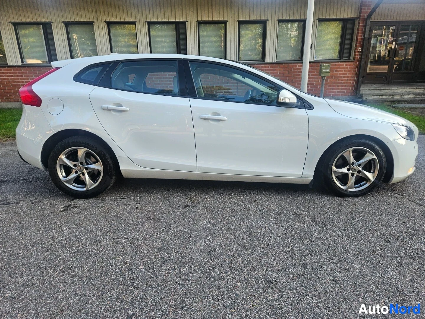 Valkoinen Volvo V40 2014, etuviisto, keula oikealle, kuva 4