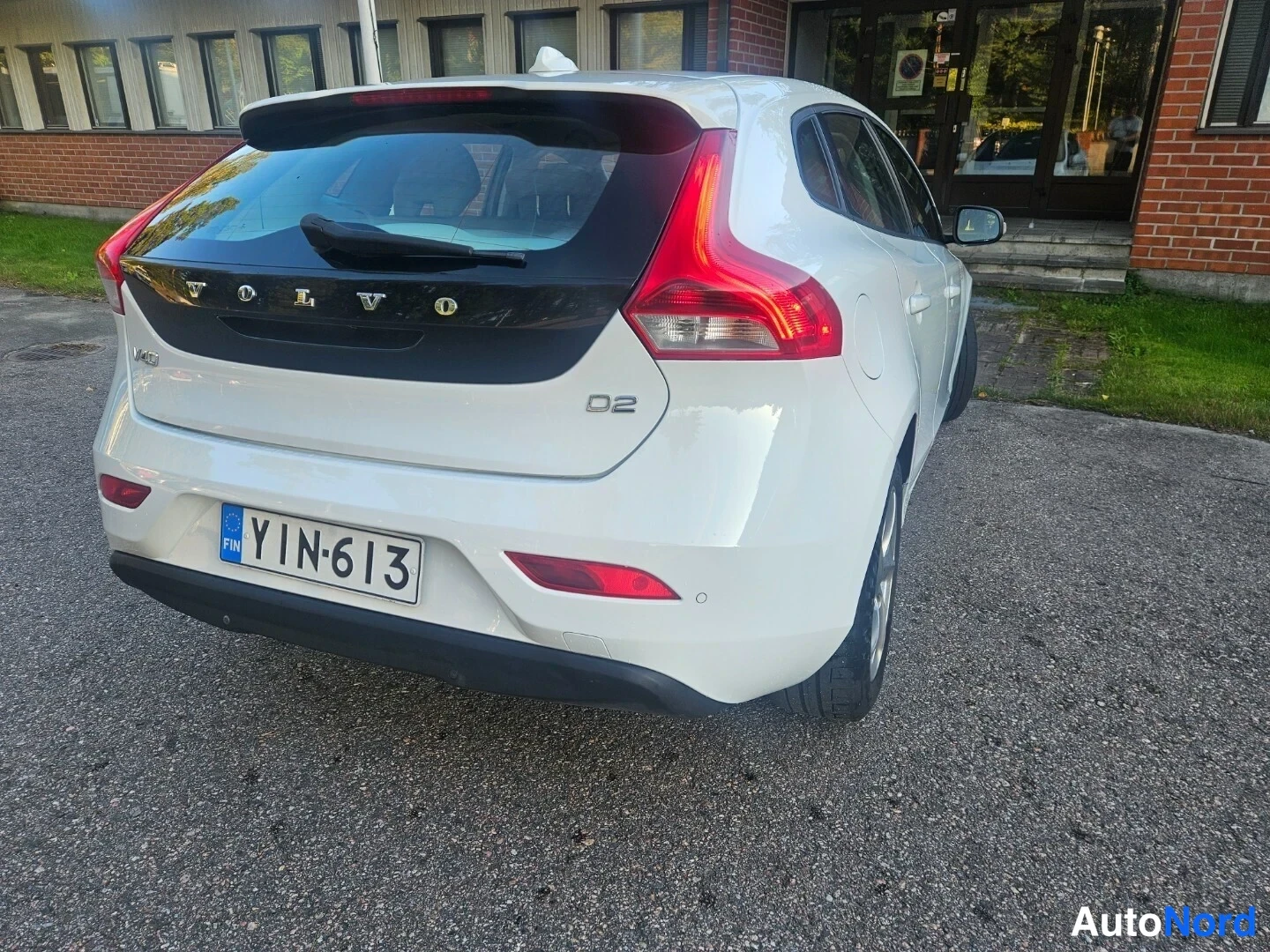Valkoinen Volvo V40 2014, takaviisto, kuva 6