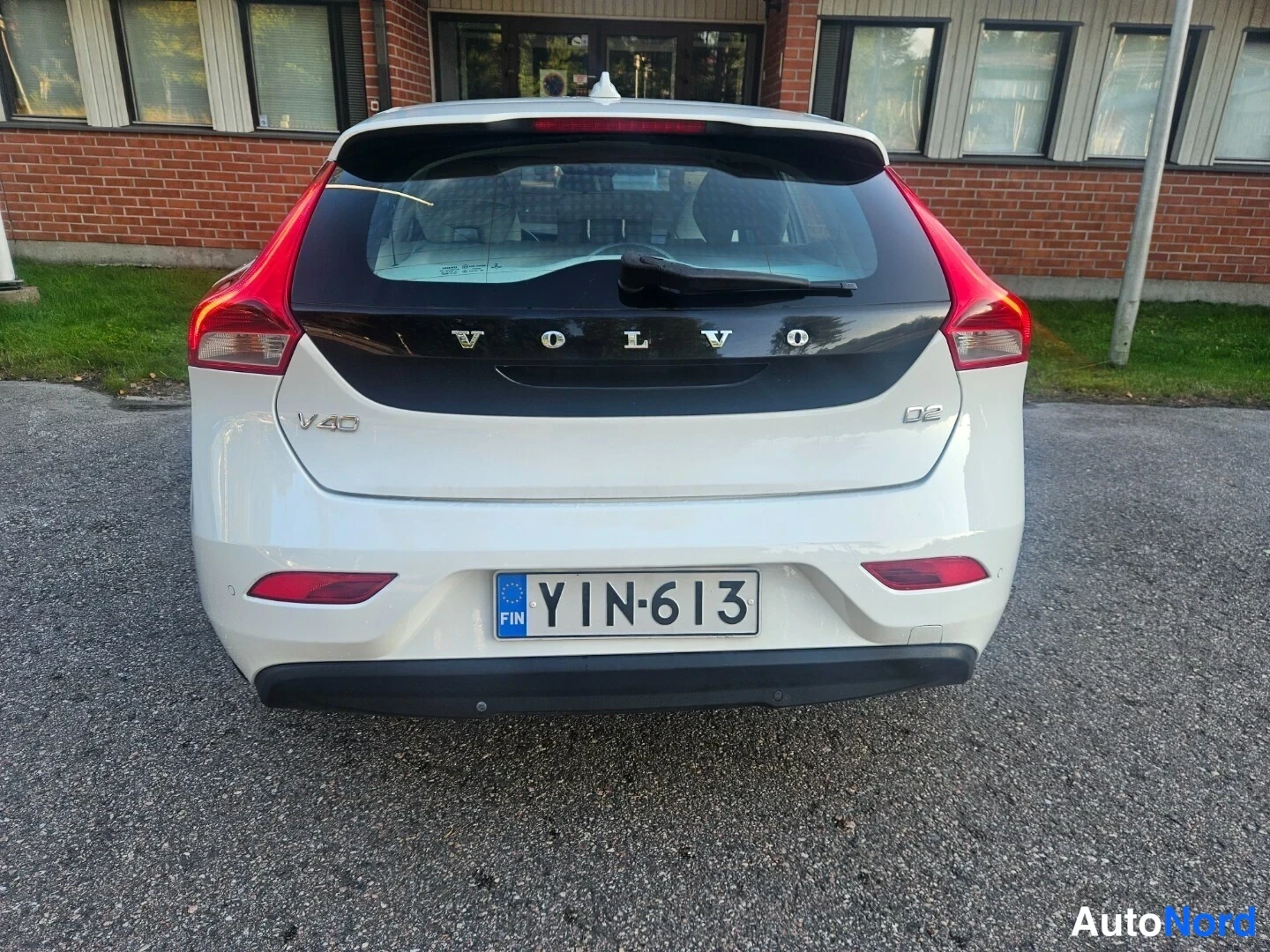 Valkoinen Volvo V40 2014, takaa, kuva 7