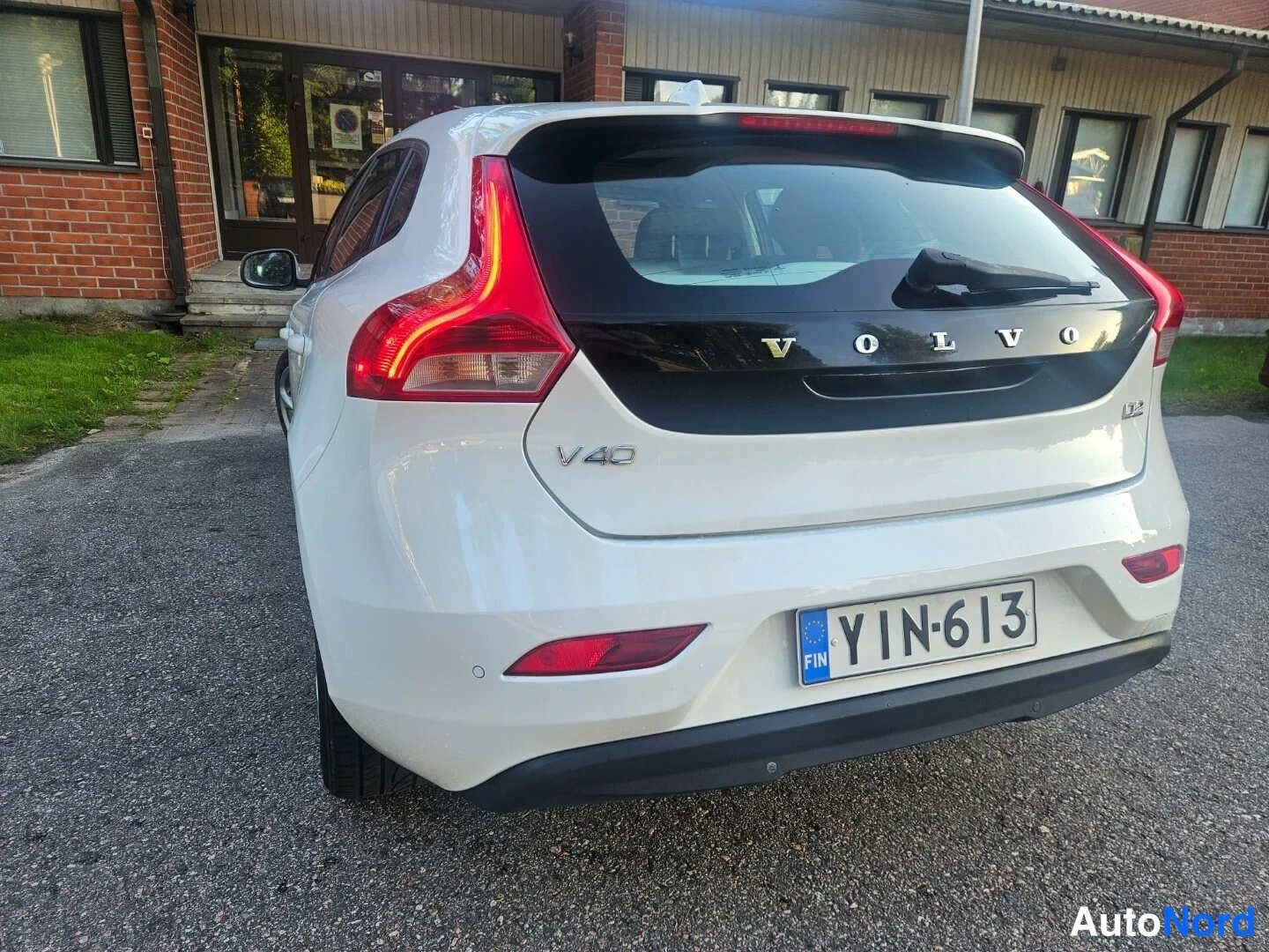 Valkoinen Volvo V40 2014, takaa, kuva 8