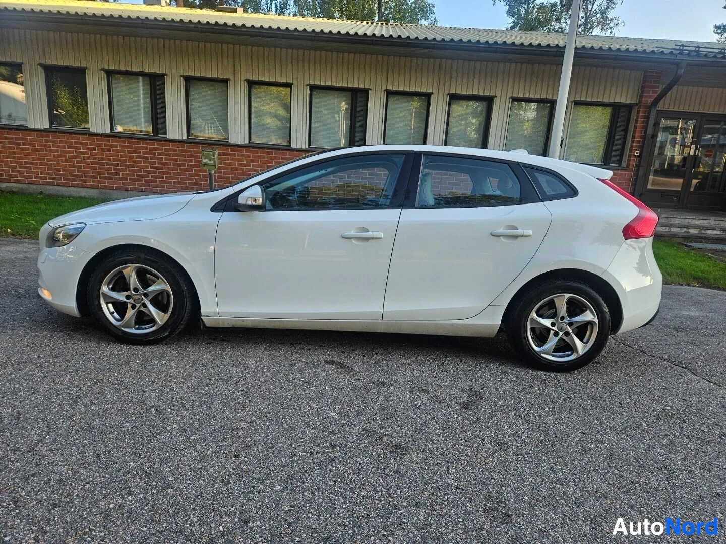 Valkoinen Volvo V40 2014, etuviisto, keula vasemmalle, kuva 2