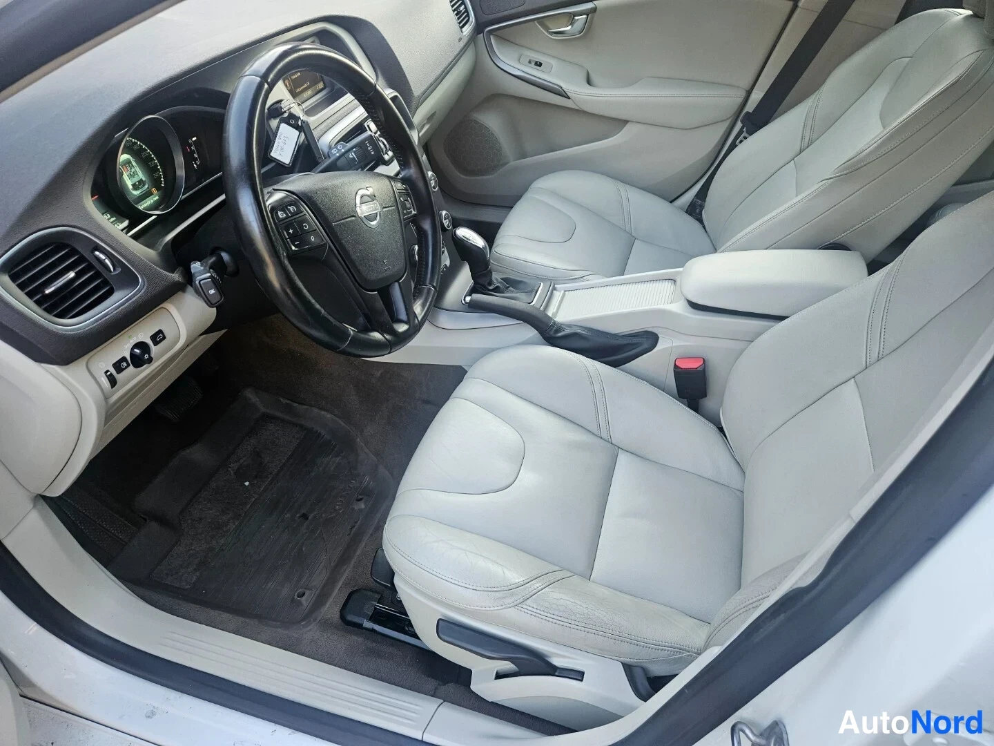 Valkoinen Volvo V40 2014, ohjaamo, kuva 9