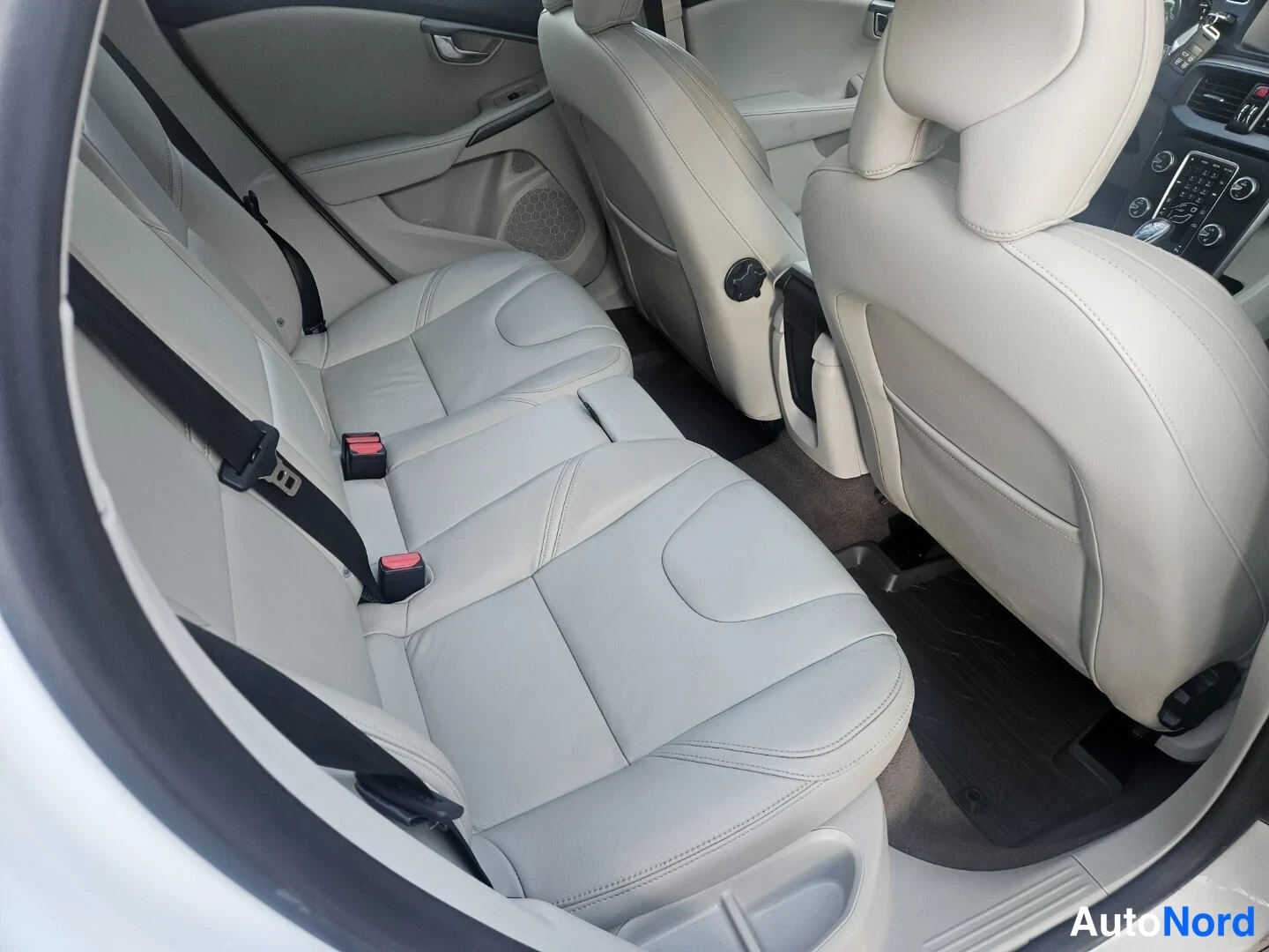 Valkoinen Volvo V40 2014, takaistuimet, kuva 12